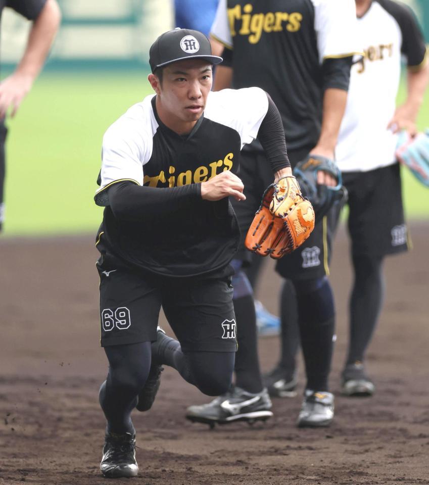 　ノックの打球を追う石井（撮影・北村雅宏）