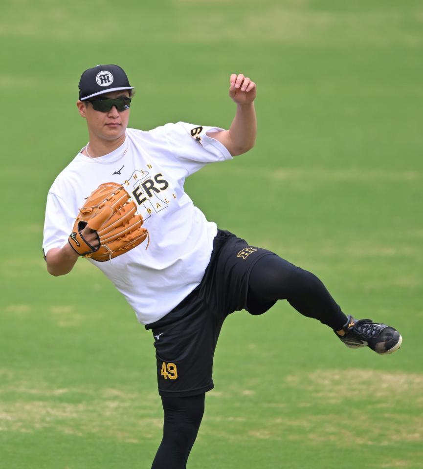 　キャッチボールする大竹（撮影・飯室逸平）
