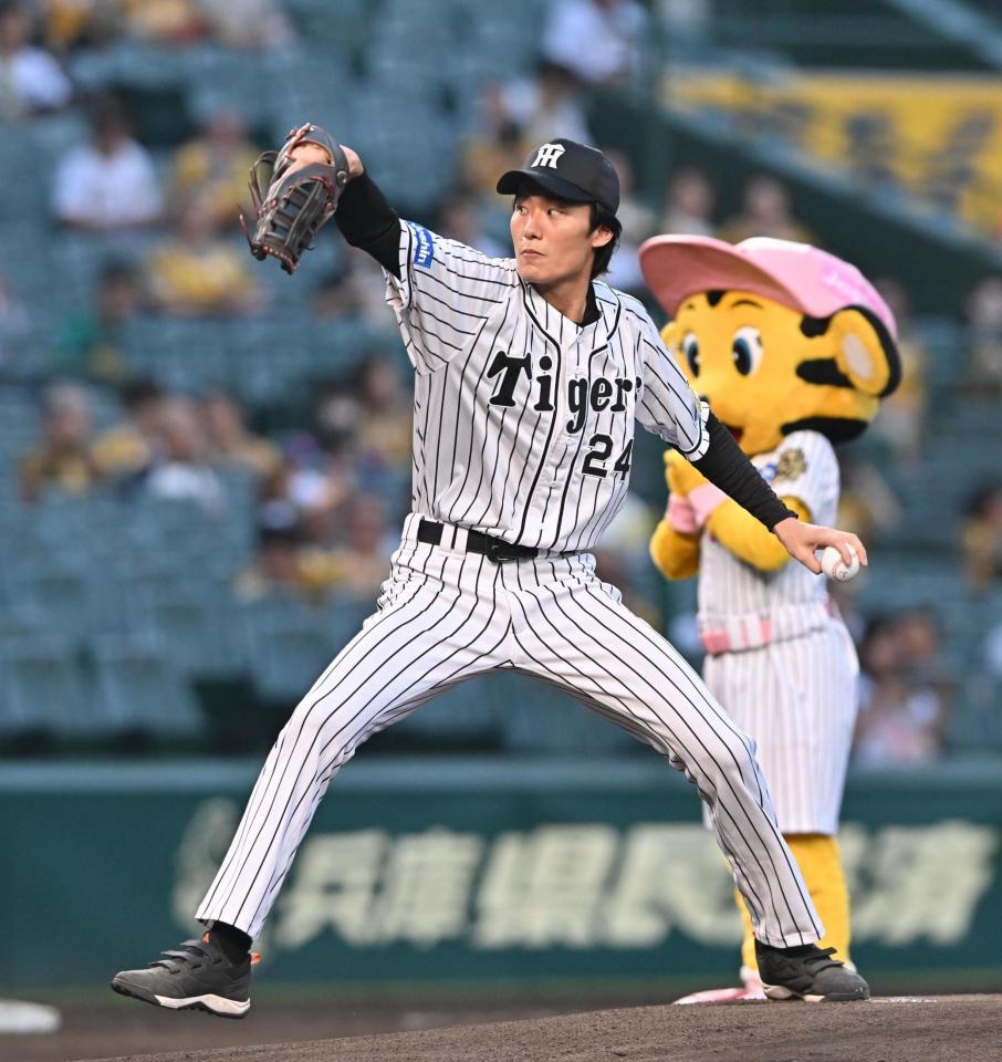 　ファーストピッチセレモニーを務める松谷鷹也（撮影・西田忠信）