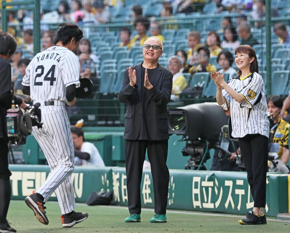 　ファーストピッチセレモニーを務めた松谷鷹也（左）を迎える（右から）鈴木京香と秋山純監督（撮影・立川洋一郎）
