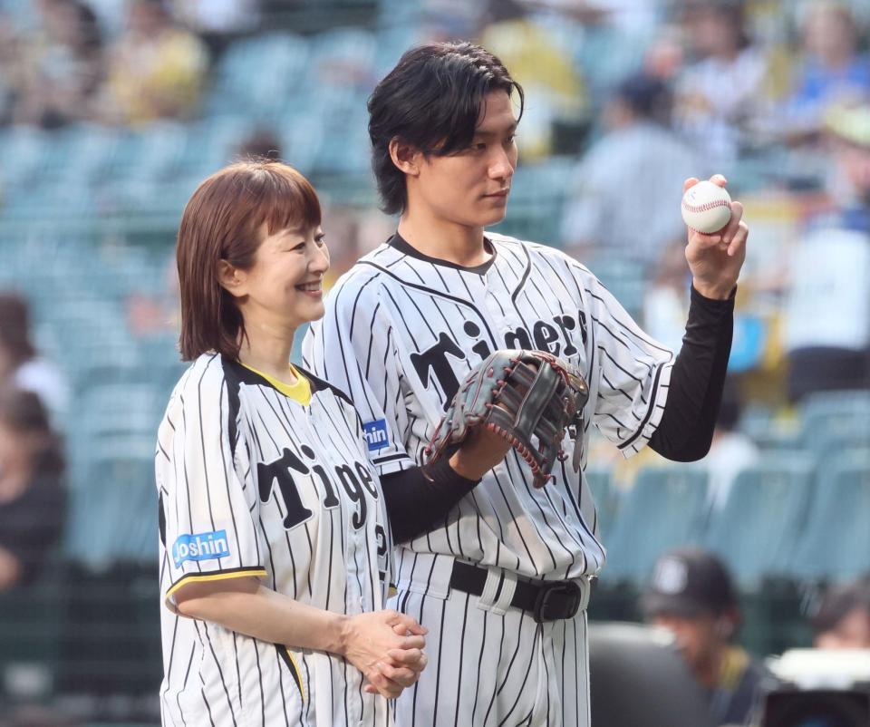 　ファーストピッチセレモニーを終えて記念撮影をする松谷鷹也（右）と鈴木京香（撮影・立川洋一郎）