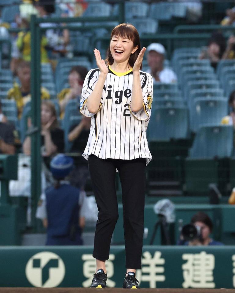 　ファーストピッチセレモニーを務めた松谷鷹也に拍手を送る鈴木京香（撮影・北村雅宏）