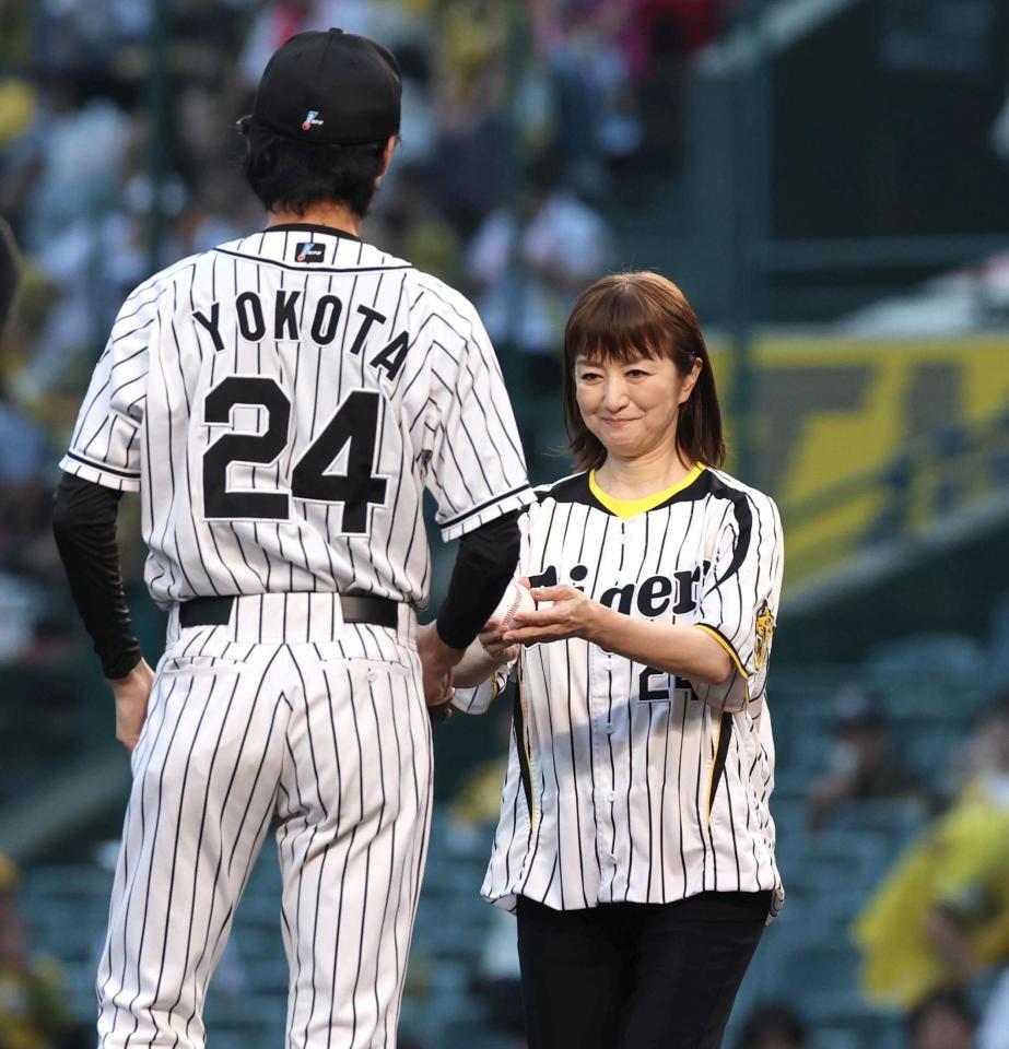 　ファーストピッチセレモニーで元阪神・横田慎太郎さん役を演じる松谷鷹也にボールを手渡す鈴木京香（右）＝撮影・北村雅宏