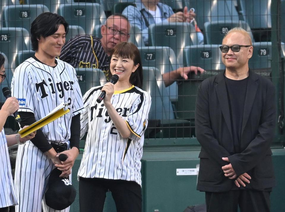 　ファーストピッチセレモニーに登場した（左から）松谷鷹也、鈴木京香、秋山純監督（撮影・飯室逸平）