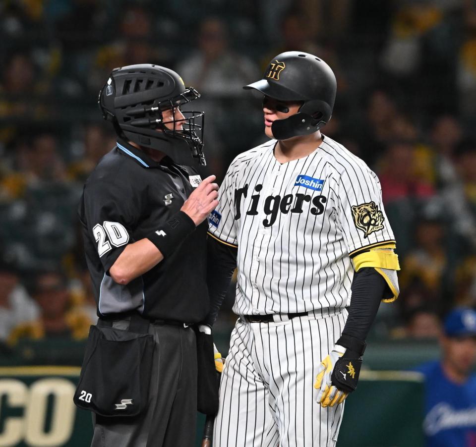 　２回、見逃し三振に倒れ白井球審（左）に詰め寄る森下（撮影・西田忠信）