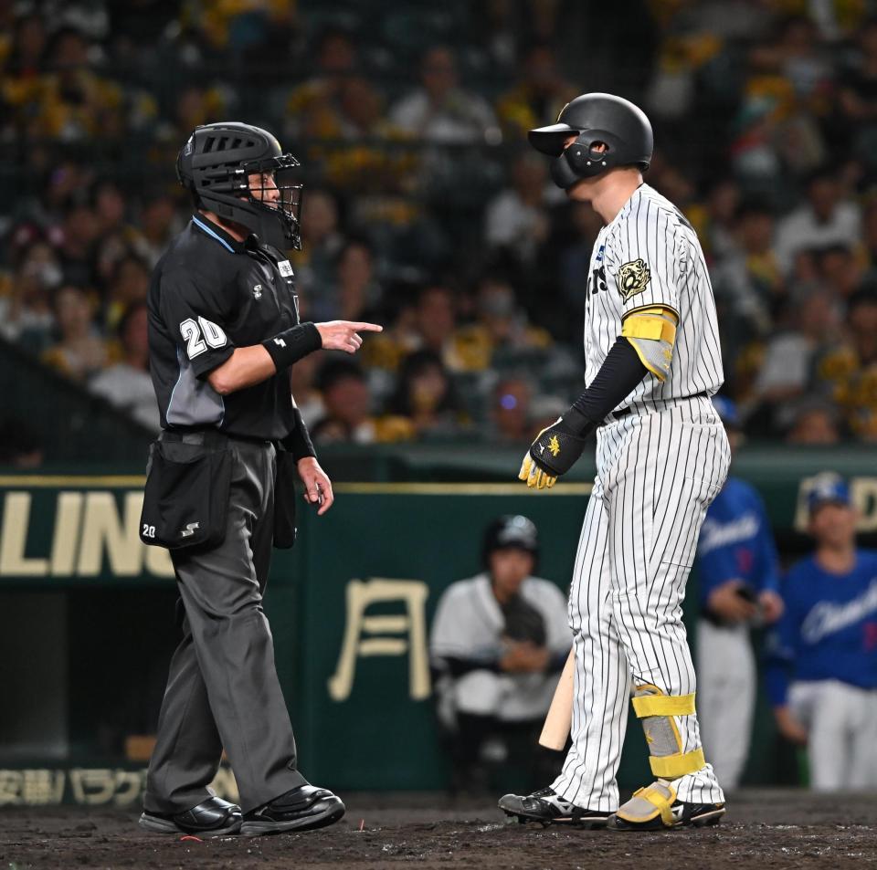 　２回、見逃し三振に倒れ白井球審（左）に詰め寄る森下（撮影・西田忠信）