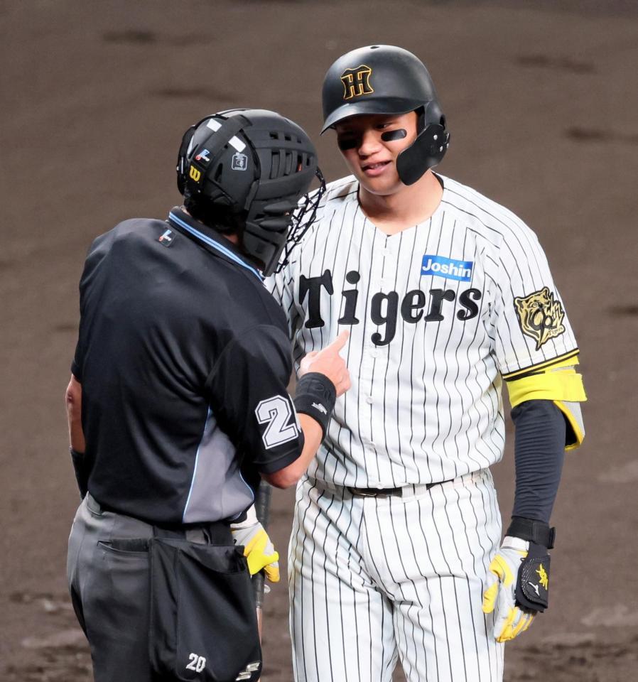 　２回、見逃し三振の判定に不服そうな表情を見せる森下（撮影・立川洋一郎）