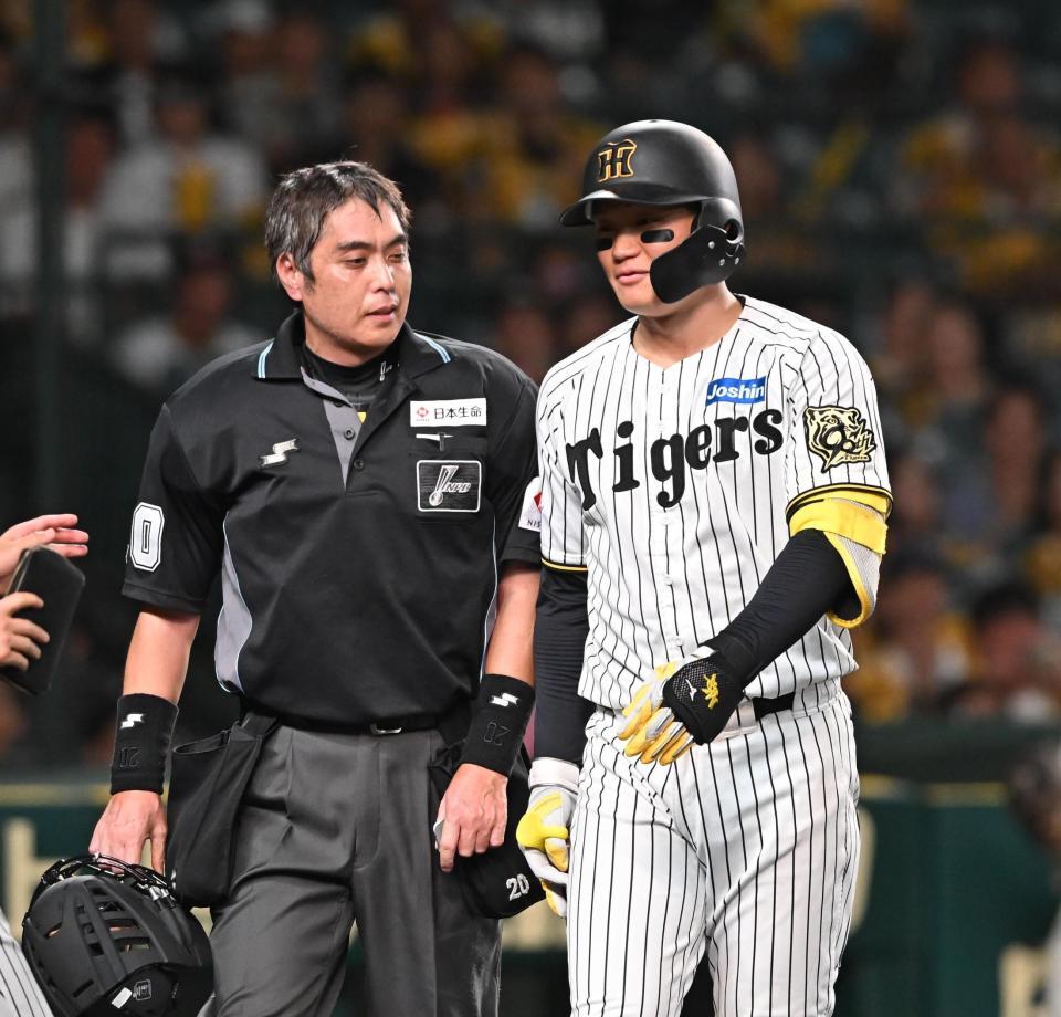 　２回、見逃し三振に倒れた森下（右）は白井球審と言葉を交わす（撮影・西田忠信）