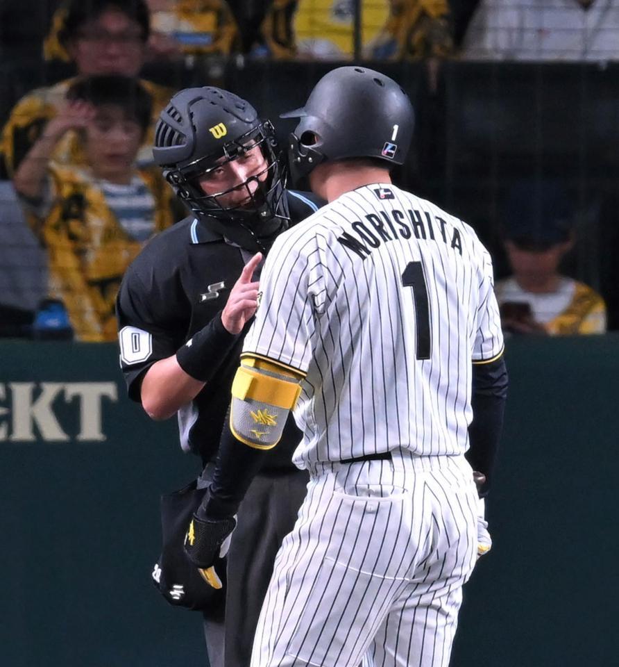 　２回、見逃し三振に倒れ白井球審の判定に納得いかない様子の森下（撮影・飯室逸平）