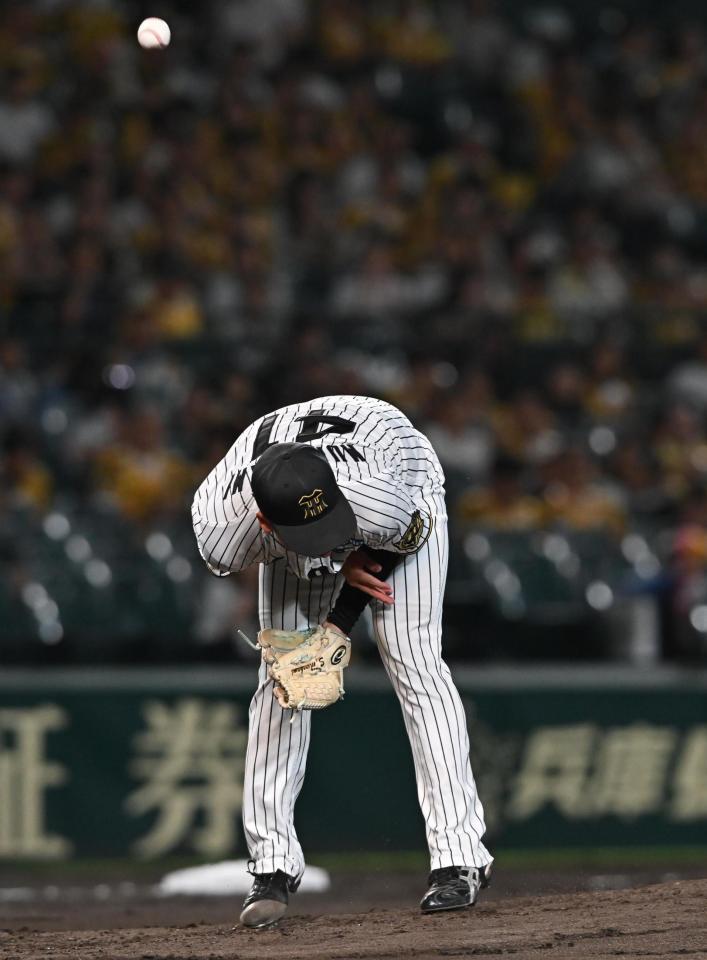 　３回、岡林の打球が直撃した村上（撮影・西田忠信）