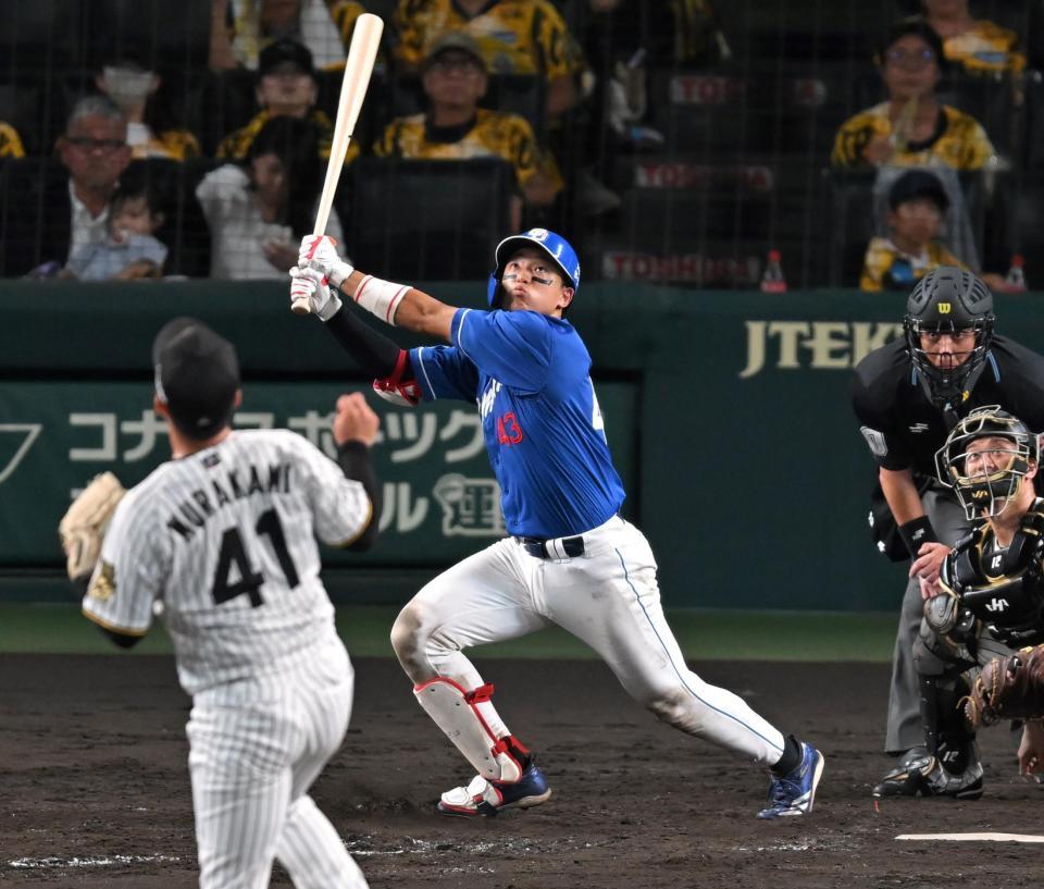 　５回、犠飛を放つ味谷（撮影・飯室逸平）