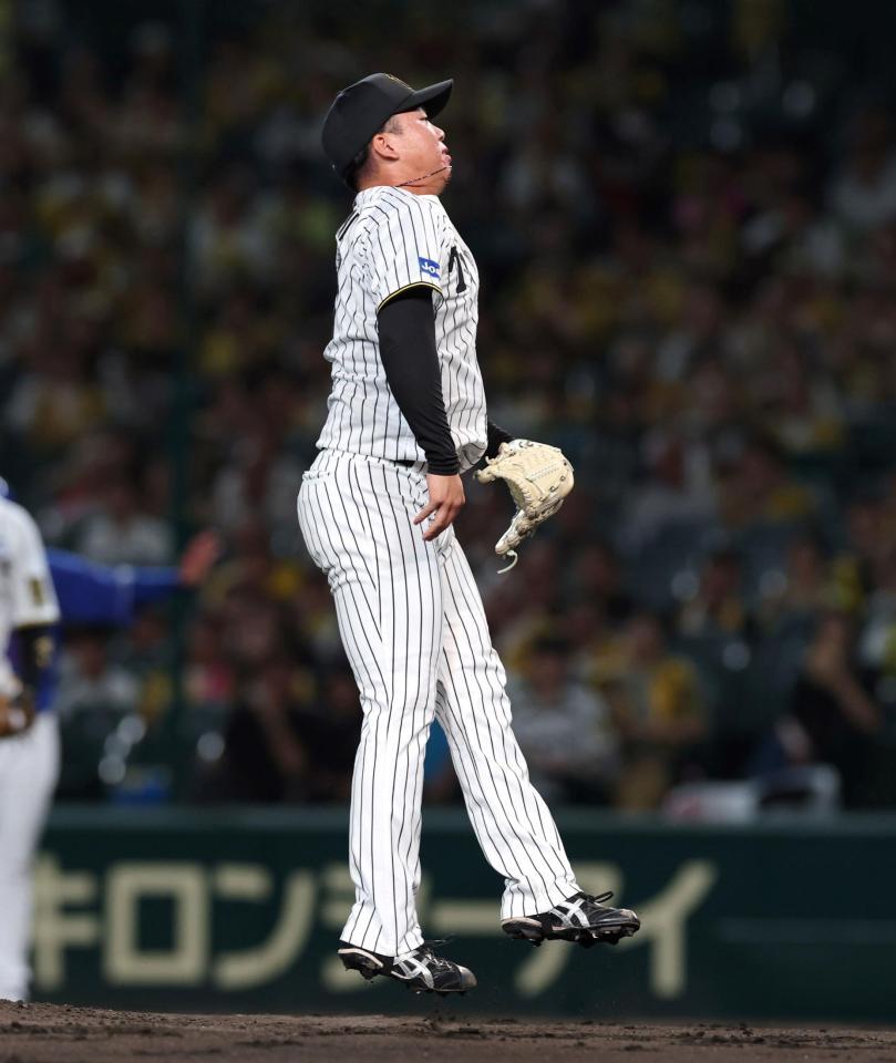 　３回、岡林の打球が村上の体に当たり、跳ね上がって体を起こす村上（撮影・北村雅宏）