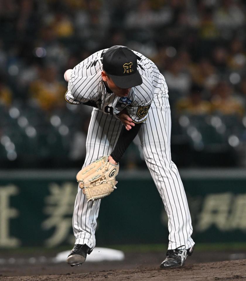 　３回、岡林の打球が直撃する村上（撮影・西田忠信）