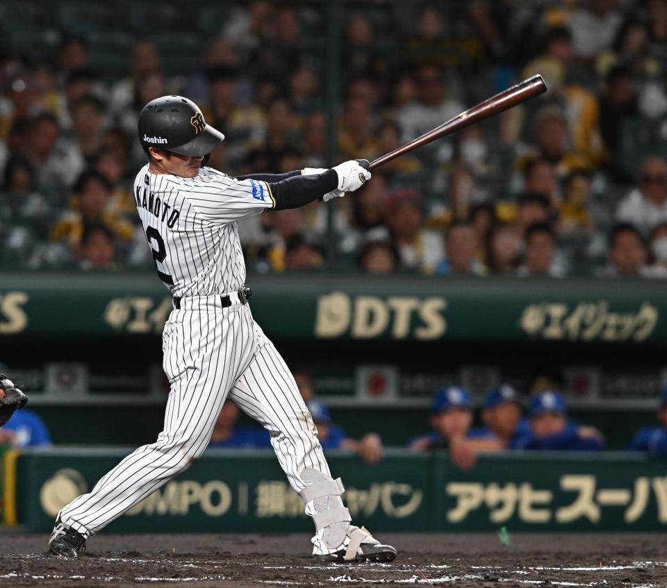 　１回、走者一掃の適時二塁打を放つ坂本（撮影・西田忠信）