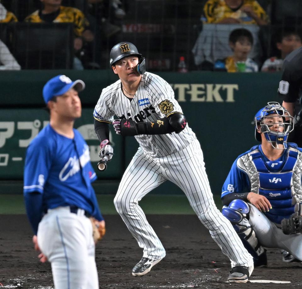 　３回、二塁打を放つ大山（撮影・飯室逸平）