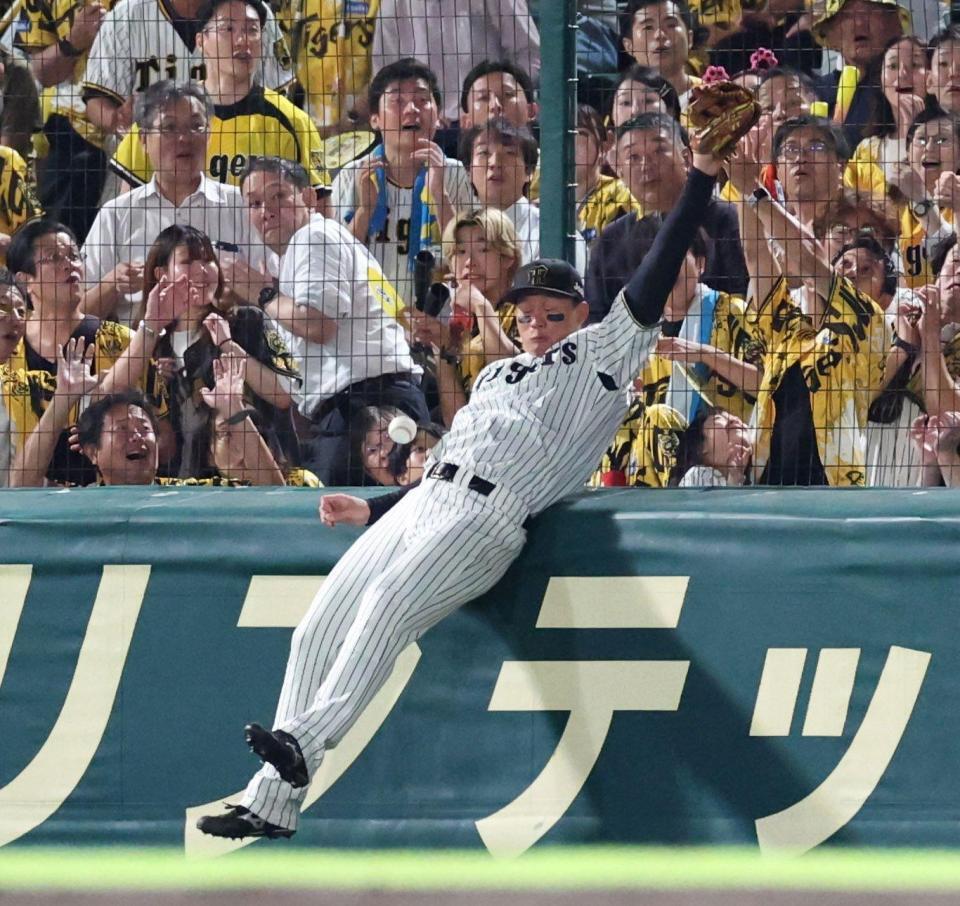 　５回、森駿のフェンス際の打球に飛び込む森下だが、捕球できず。三塁打となる（撮影・北村雅宏）