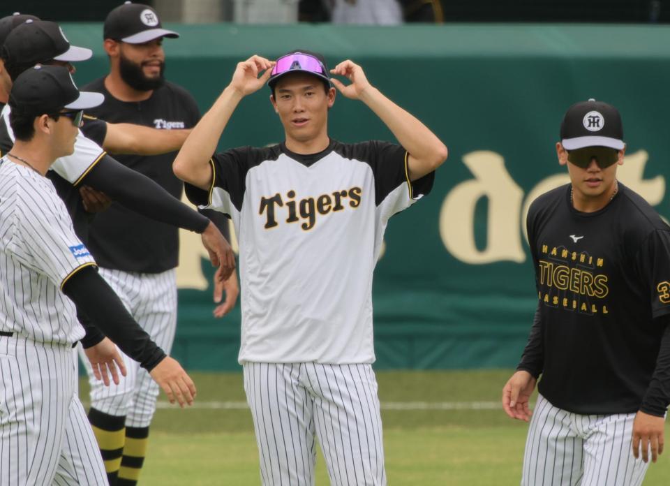 　練習中、笑顔を見せる湯浅（中央）＝撮影・坂部計介