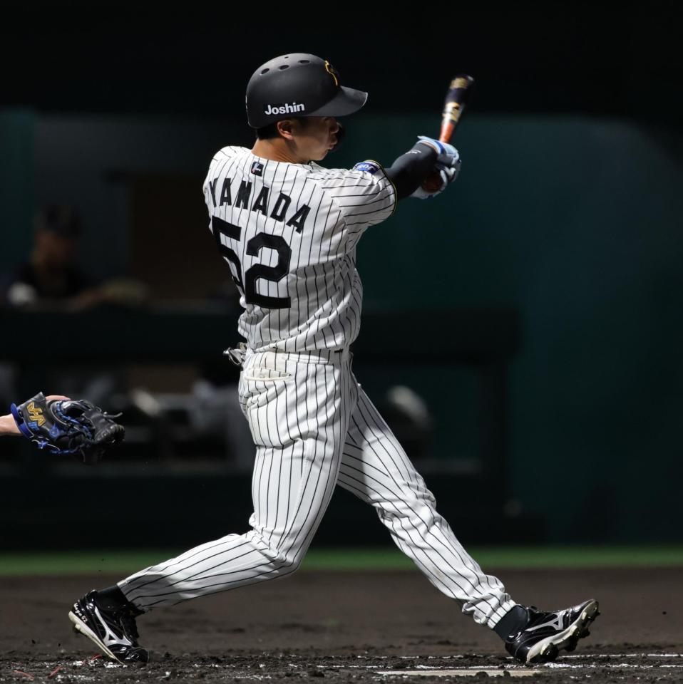 　１回、山田は左前に安打を放つ（撮影・坂部計介）