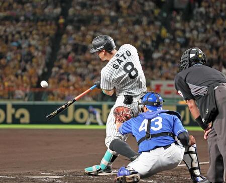 　左前へ適時打を放つ佐藤輝（撮影・立川洋一郎）