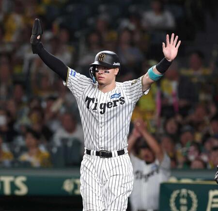 　１回、坂本の適時二塁打で生還する前川を迎える佐藤輝（撮影・北村雅宏）