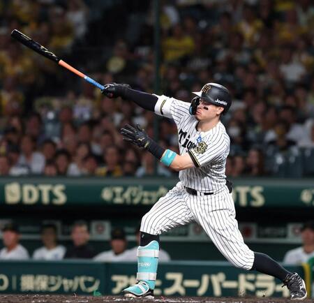 　５回、適時打を放つ佐藤輝（撮影・北村雅宏）