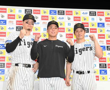 　お立ち台でポーズを決める（左から）佐藤輝、村上、坂本（撮影・西田忠信）