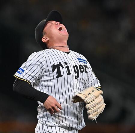 　５回、鵜飼に内野安打を許し悔しがる村上（撮影・西田忠信）