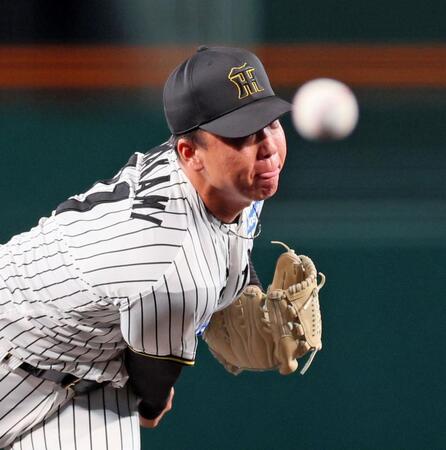 　中日打線を相手に力投する村上（撮影・立川洋一郎）