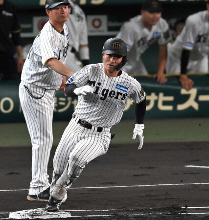 　１回、走者一掃の適時二塁打を放ち激走する坂本（撮影・飯室逸平）