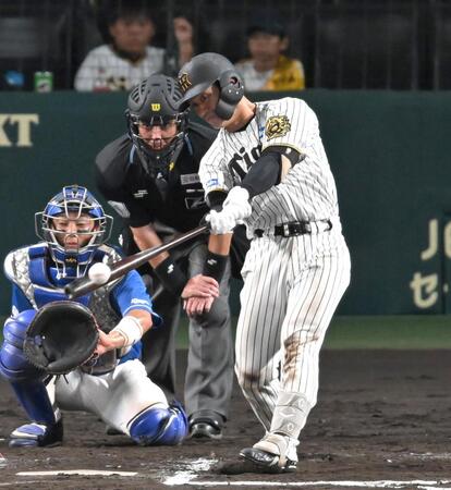 　６回、猛打賞となる左前打を放つ坂本（撮影・飯室逸平）