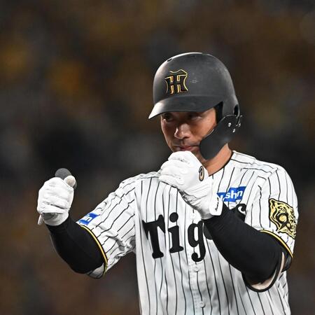 　６回、左前打を放った坂本（撮影・西田忠信）