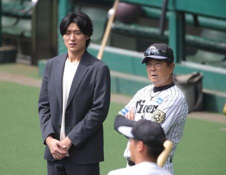 阪神　平田２軍監督が映画「栄光のバックホーム」主演の松谷鷹也と談笑　父の元巨人・竜二郎さんとは対戦経験