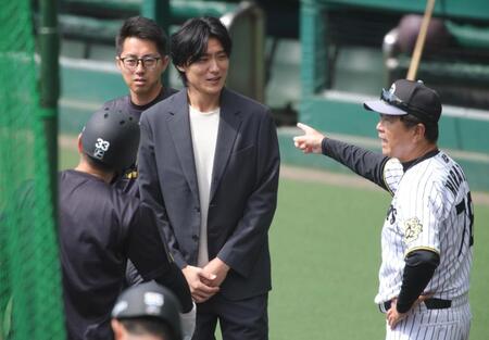 　試合前、平田２軍監督（右）と話す映画「栄光のバックホーム」主演の松谷鷹也（撮影・坂部計介）