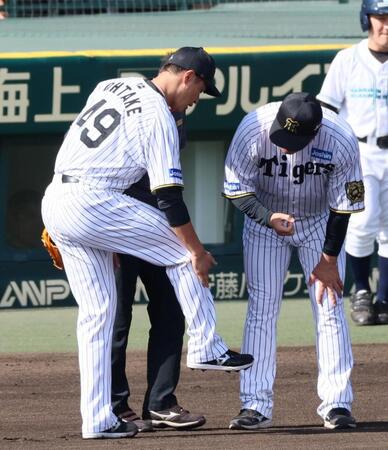 　２回、福永の打球が当たった箇所を安藤コーチ（右）に見せる大竹（撮影・立川洋一郎）