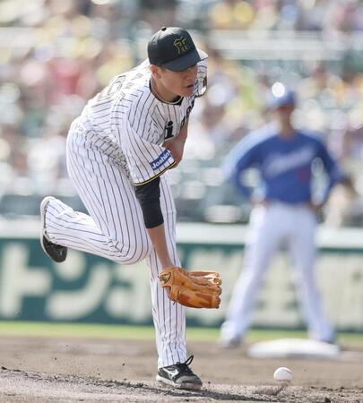 　２回、福永の打球を足に当てる大竹（撮影・田中太一）