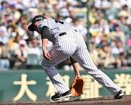 　２回、福永の打球が直撃した大竹（撮影・西田忠信）