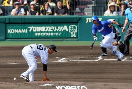 　２回、福永の打球を足に受ける大竹（撮影・立川洋一郎）