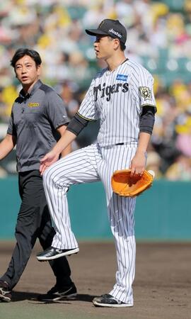 　２回、福永の打球が当たりベンチへ戻る大竹