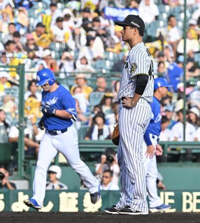 　６回、細川（左）に３ランを浴びた大竹（撮影・西田忠信）