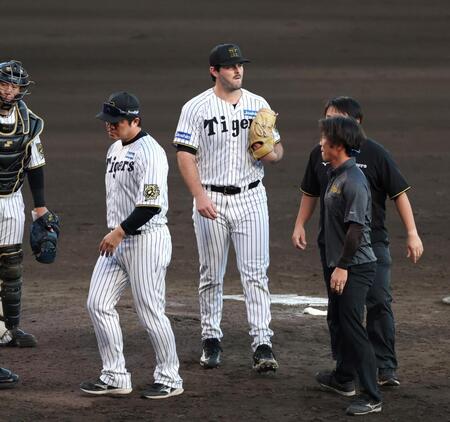 　９回、ケガの手当てのため、ベンチに引き揚げるハートウィグ（中央）＝撮影・北村雅宏