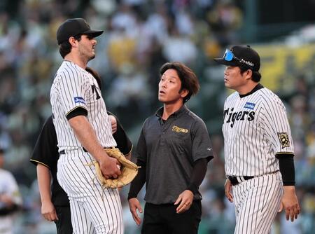 　９回、緊急降板するハートウィグ（撮影・田中太一）