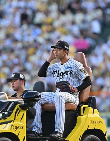 　９回、緊急降板したハートウィグの後を継いでマウンドに向かう茨木（撮影・西田忠信）