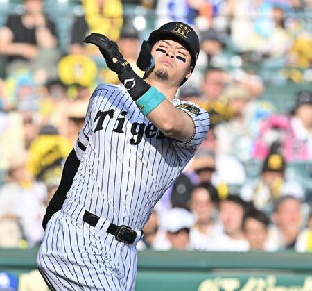 　５回、空振り三振に倒れる佐藤輝（撮影・西田忠信）