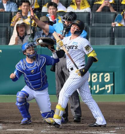 　３回、空振り三振に倒れる森下（撮影・立川洋一郎）