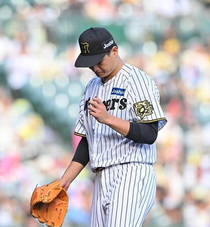 　４失点した６回を投げ終えベンチに戻る大竹（撮影・西田忠信）