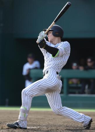 　５回、栄枝は左越えに先制となる３ランを放つ（撮影・坂部計介）