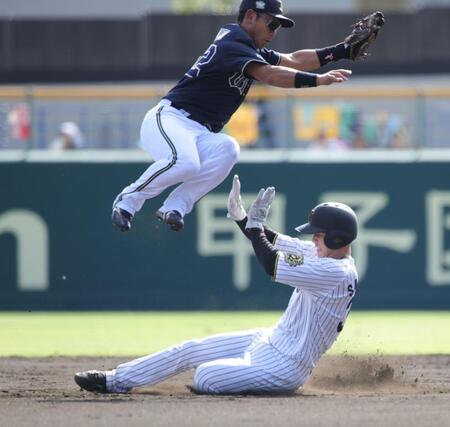 　２回、栄枝が二盗を決める（撮影・坂部計介）