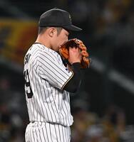 　投球前に集中力を高める石井（撮影・西田忠信）