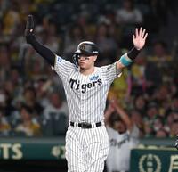 　１回、坂本の適時二塁打で生還する前川を迎える佐藤輝（撮影・北村雅宏）