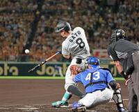 　１回、左前へ適時打を放つ佐藤輝（撮影・立川洋一郎）